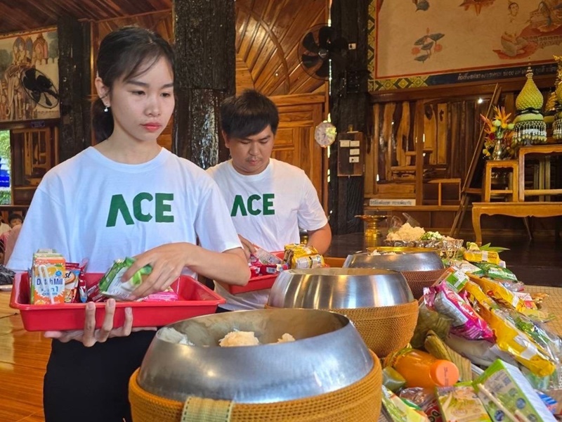 โรงไฟฟ้าพลังงานสะอาดโพนทอง ทำบุญตักบาตรร่วมกับชาวบ้าน เนื่องในวันออกพรรษา ณ วัดสว่างอารมณ์