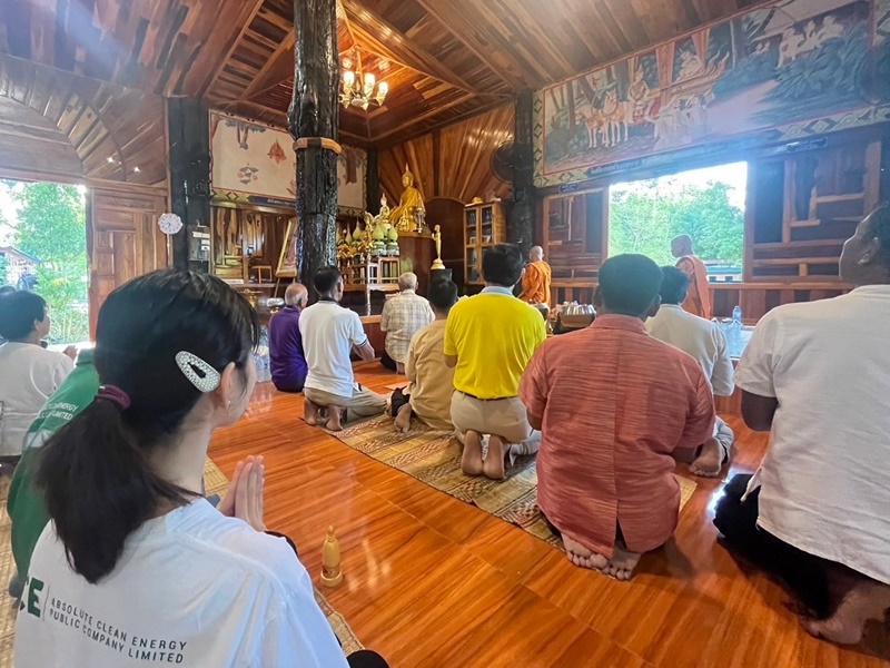 โรงไฟฟ้าพลังงานสะอาดโพนทอง ทำบุญตักบาตรร่วมกับชาวบ้าน เนื่องในวันออกพรรษา ณ วัดสว่างอารมณ์